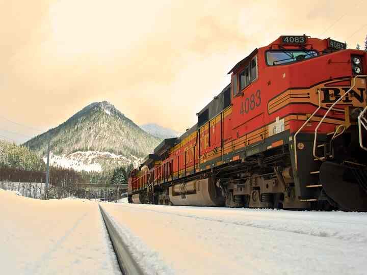 A BNSF locomotive coming through Baring in deep snow